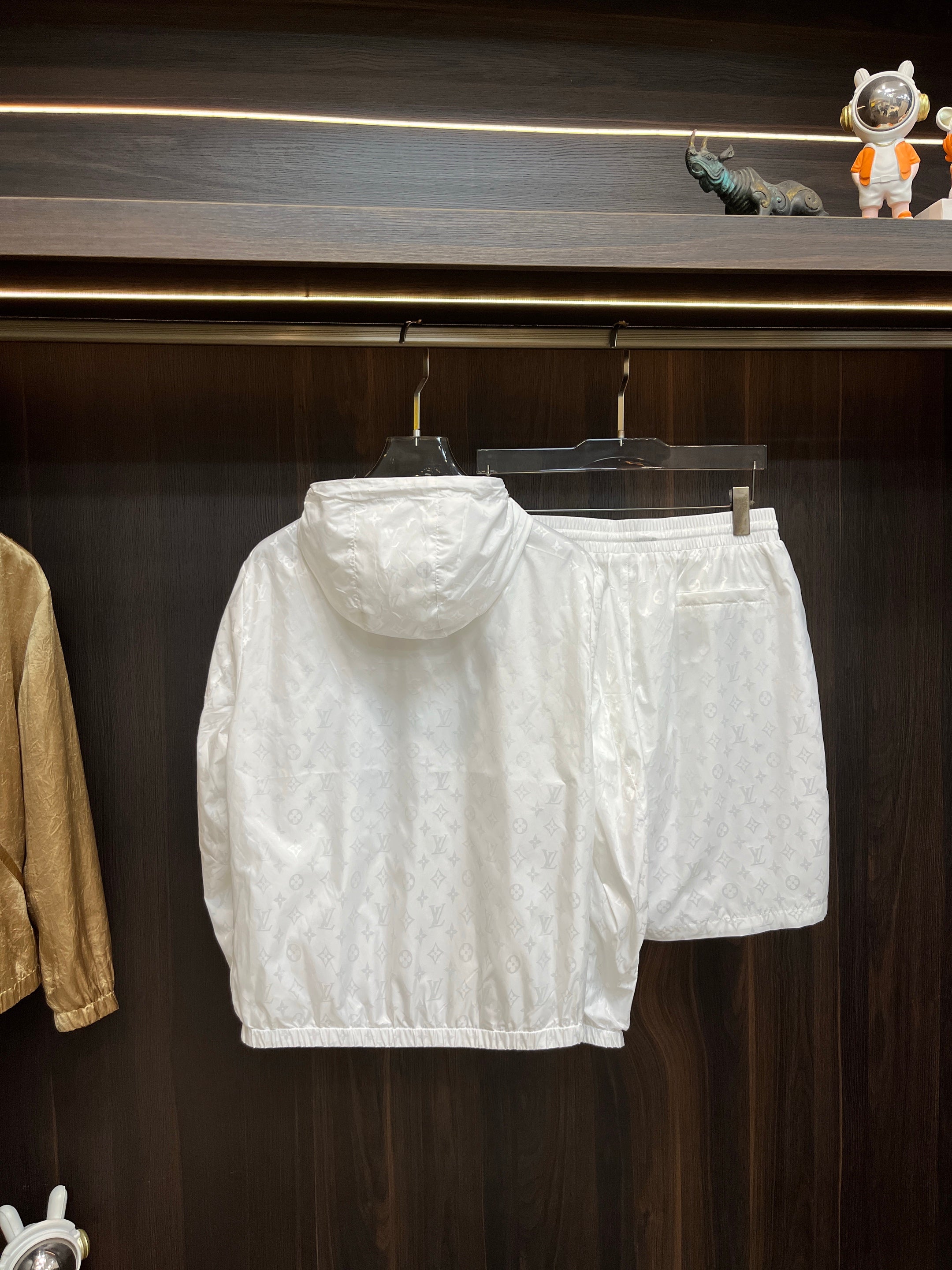 LV SET JACKET AND PANTS WHITE 239590