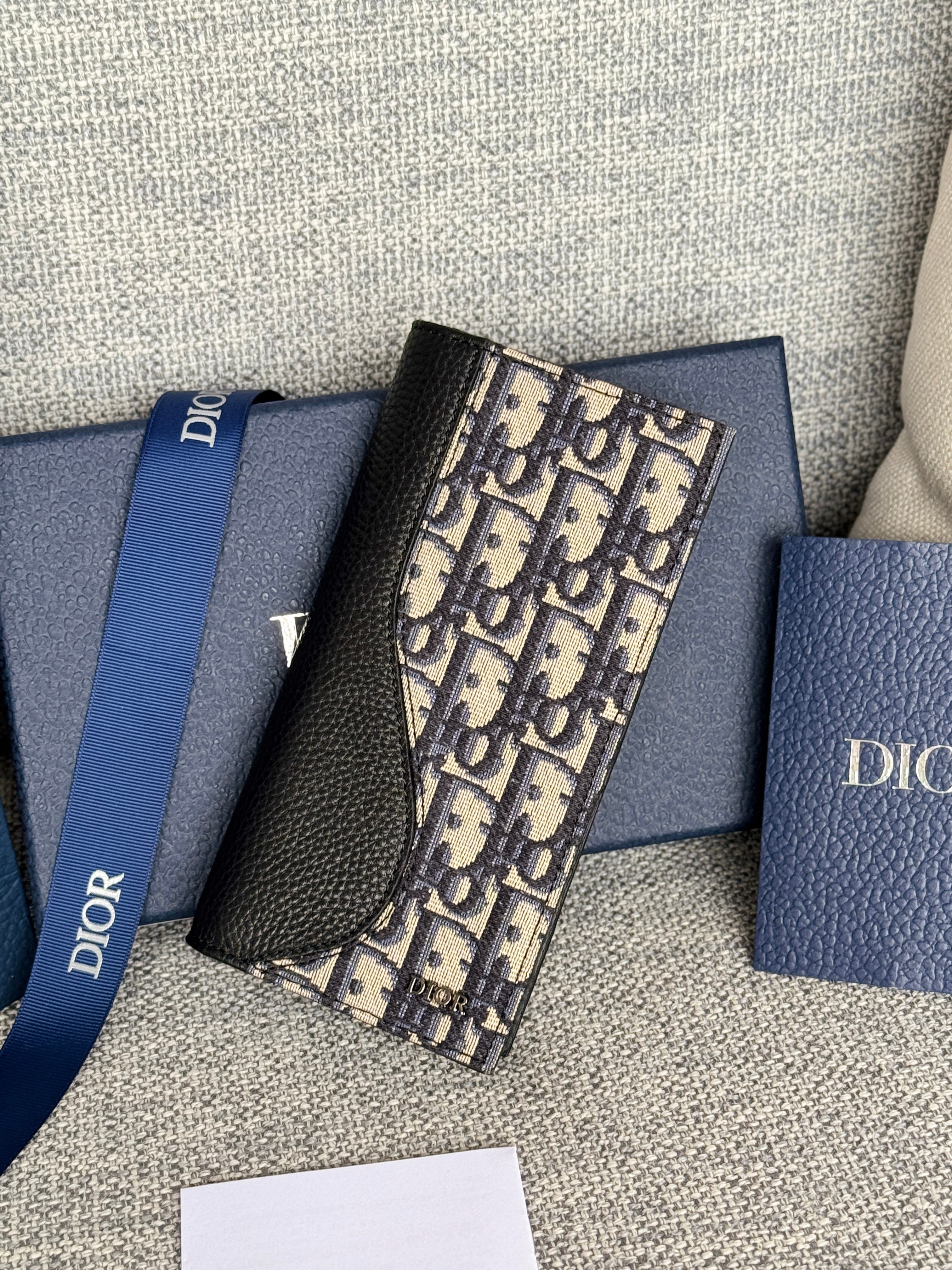 VERTICAL BIFOLD WALLET 19 IN BLACK GRAINED CALFSKIN MIX BLUE MONOGRAM OBLIQUE JACQUARD