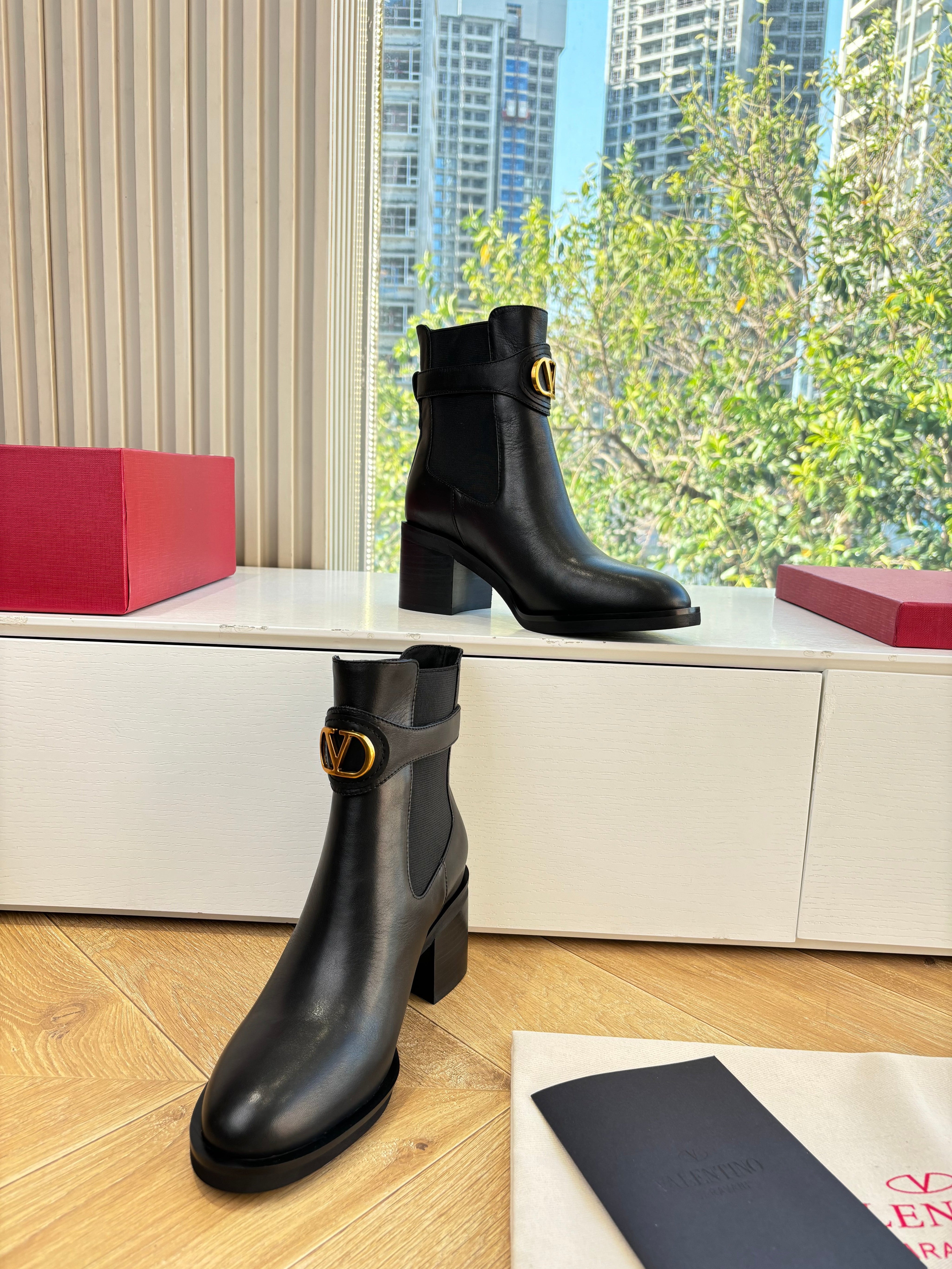 VALENTINO 25S SIGNATURE LOGO BOOTS 60 MM IN BLACK CALFSKIN WITH GOLD HARDWARE