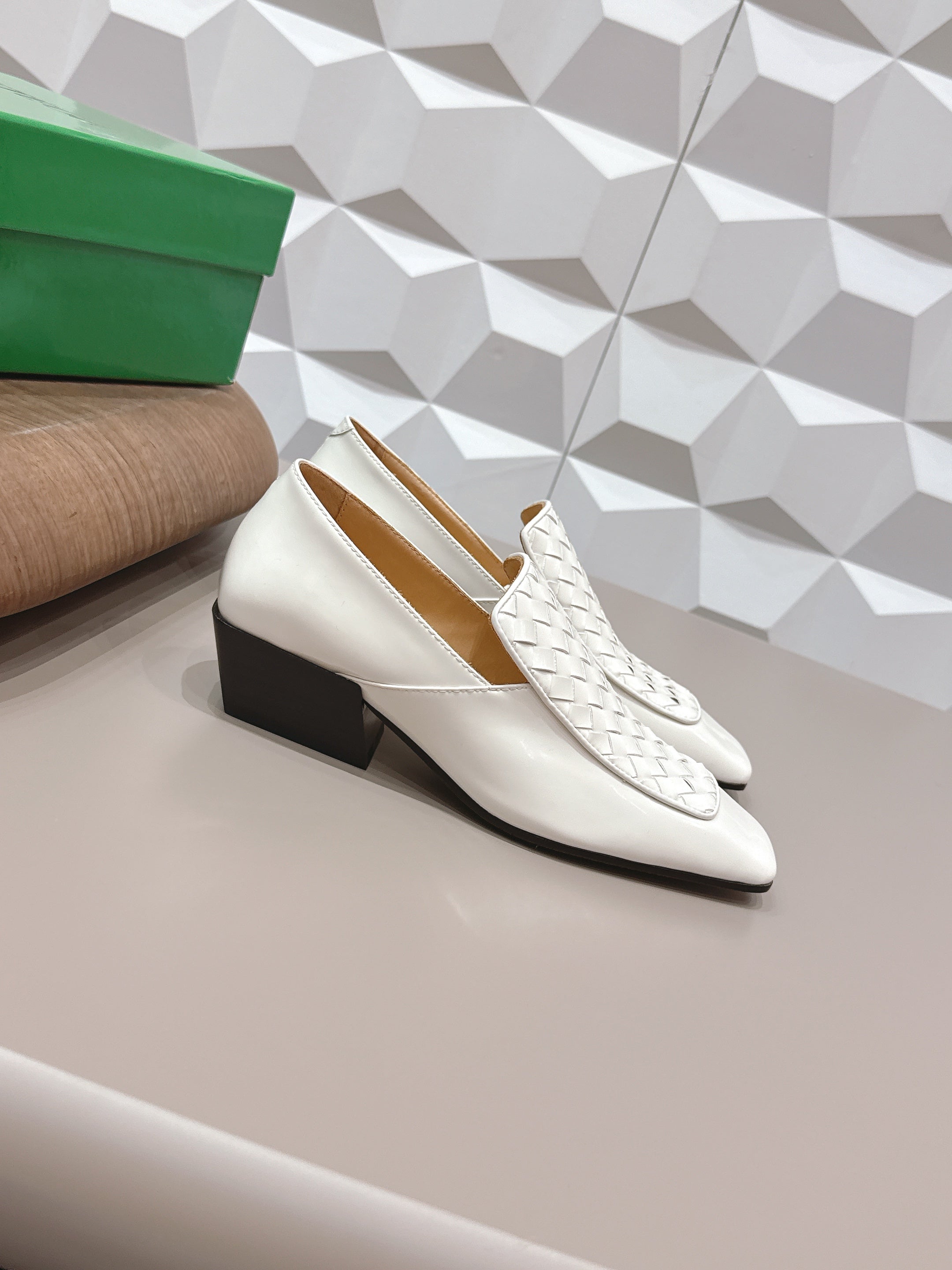 BOTTEGA VENETA 26S VENTURA LOAFERS 40 MM IN WHITE INTRECCIATO CALFSKIN