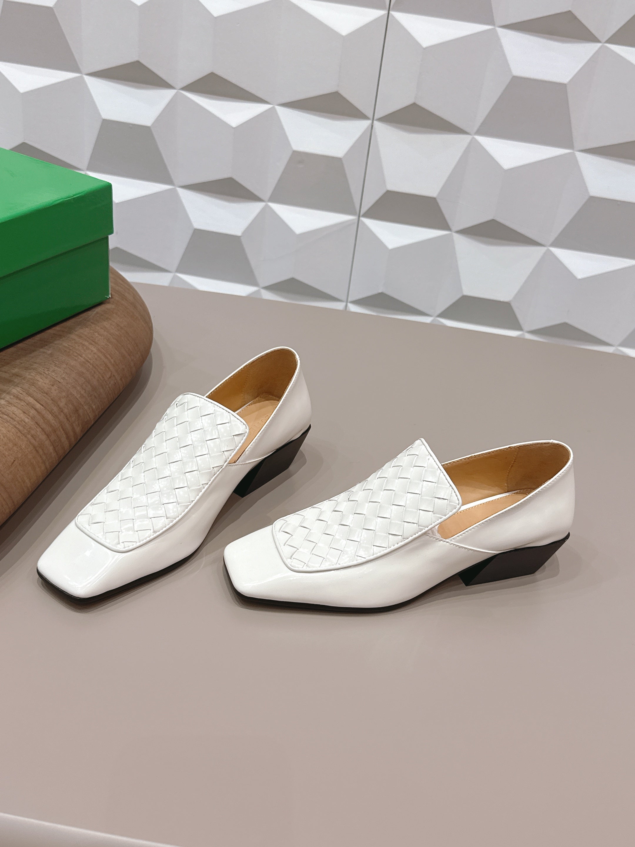 BOTTEGA VENETA 26S VENTURA LOAFERS 40 MM IN WHITE INTRECCIATO CALFSKIN