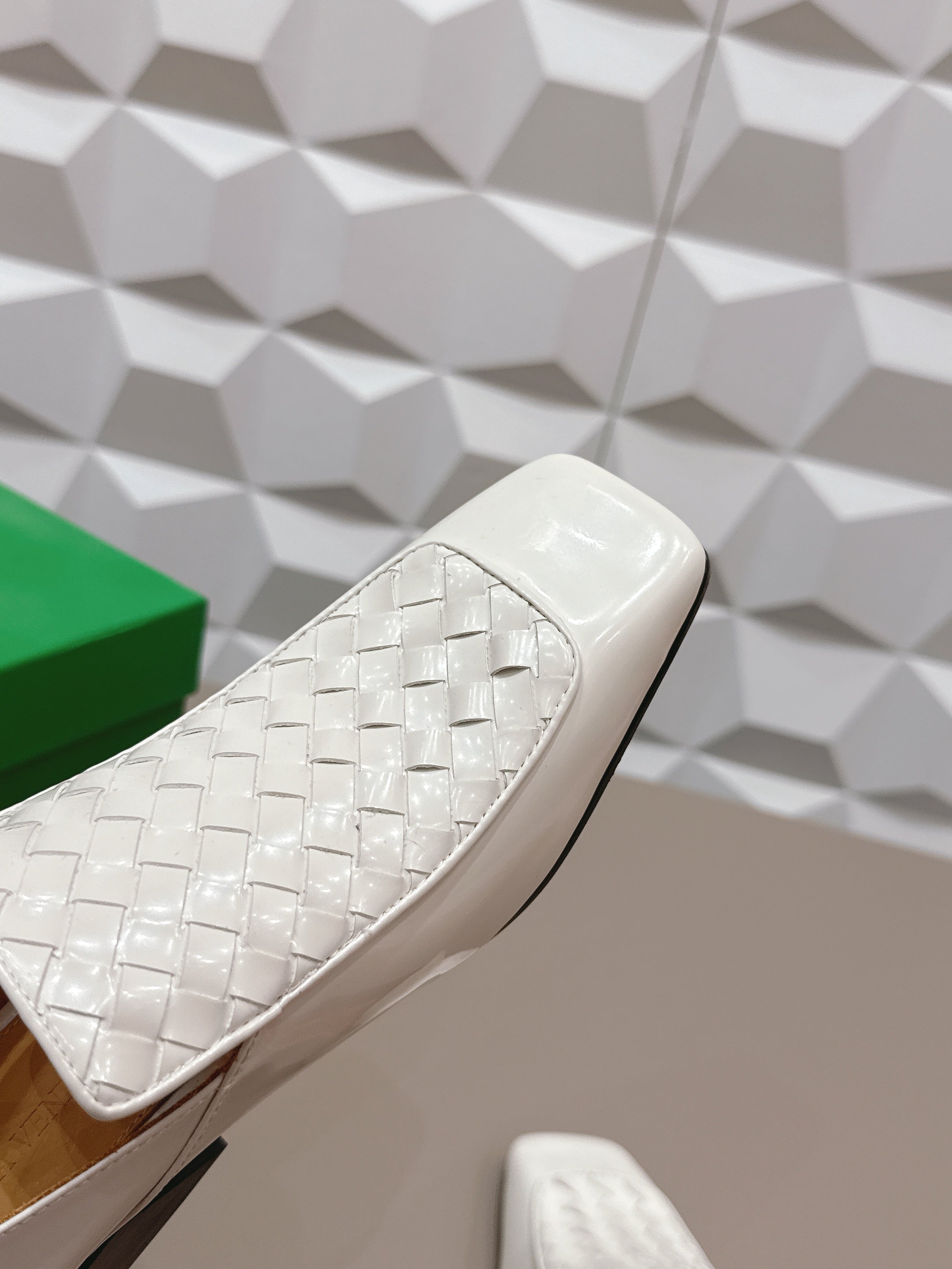 BOTTEGA VENETA 26S VENTURA LOAFERS 40 MM IN WHITE INTRECCIATO CALFSKIN