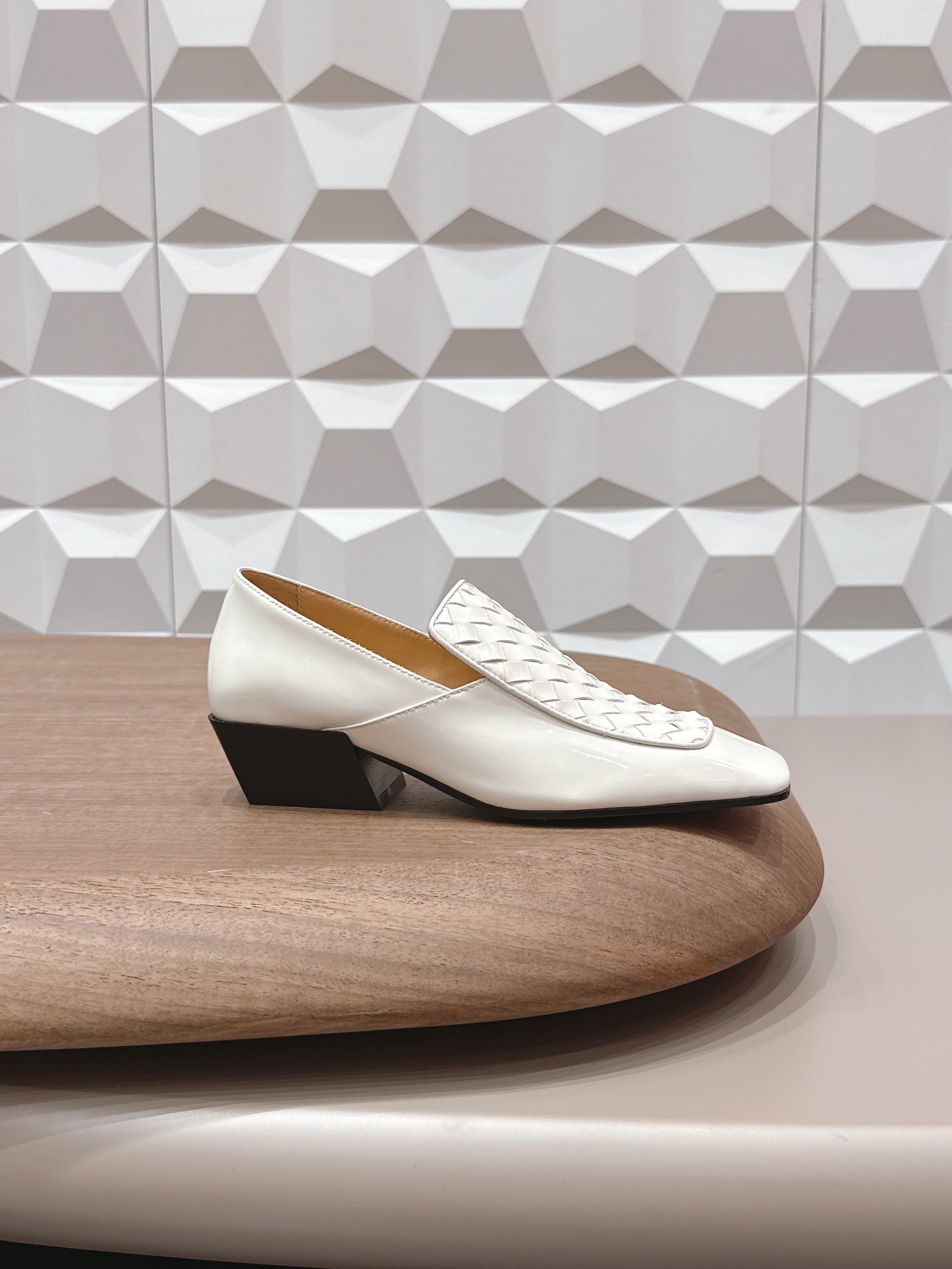 BOTTEGA VENETA 26S VENTURA LOAFERS 40 MM IN WHITE INTRECCIATO CALFSKIN