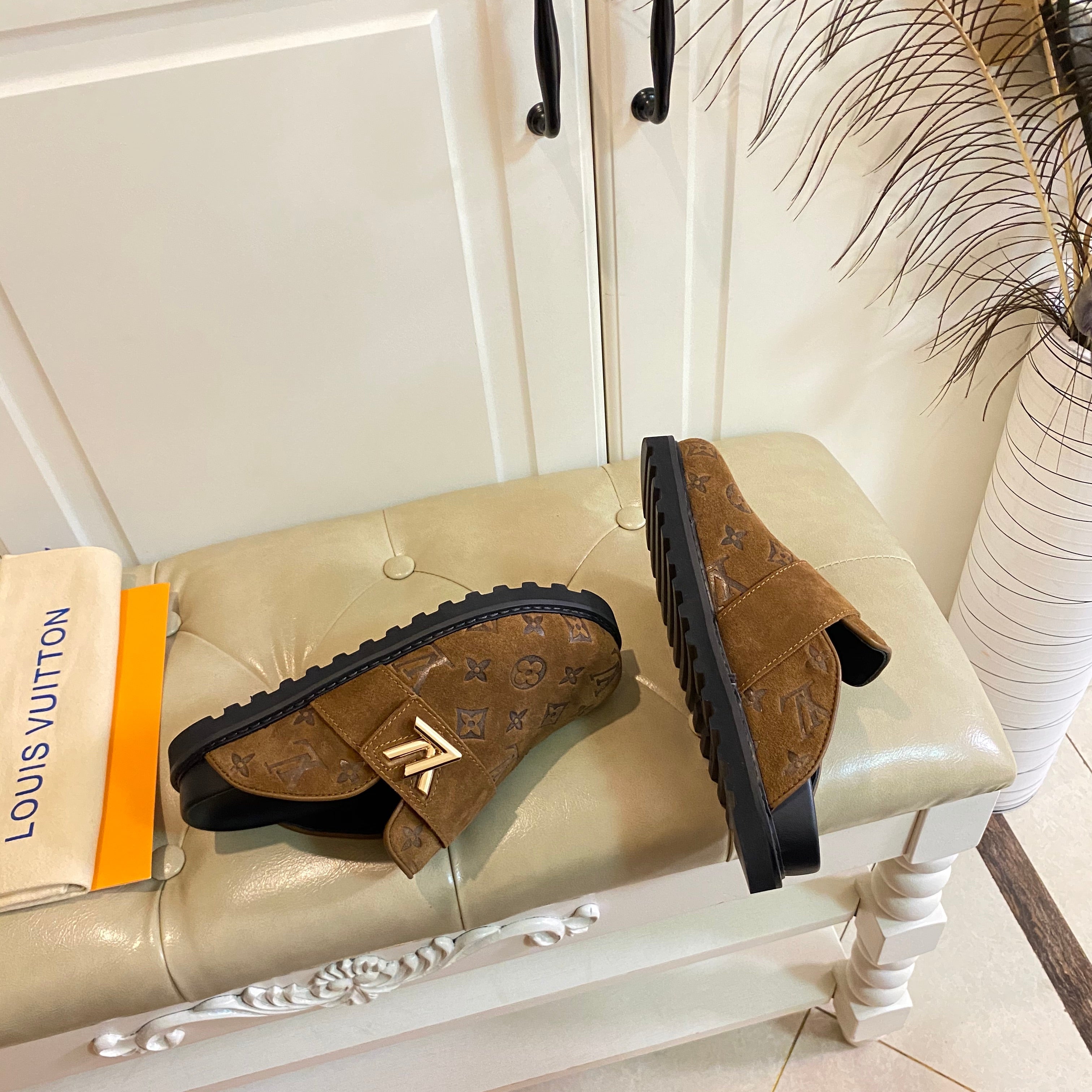 COSY FLAT COMFORT CLOG IN CHOCOLATE BROWN EMBOSSED SUEDE