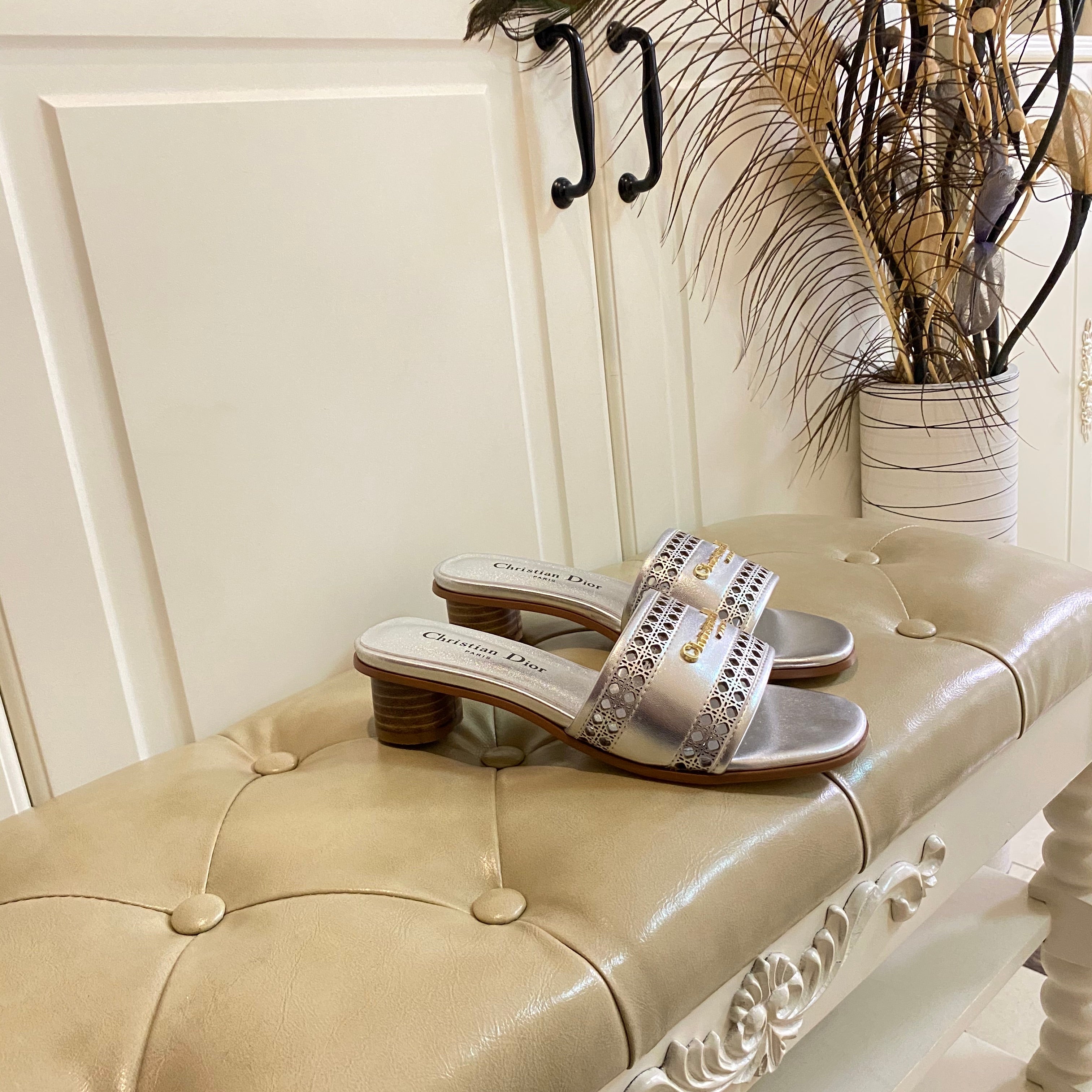 DWAY HEELED SLIDE IN SILVER CALFSKIN WITH GOLD LOGO