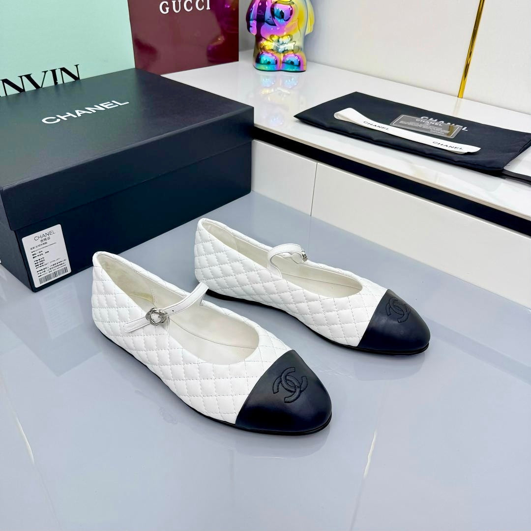 CC MARY JANE FLAT 25S IN WHITE LAMBSKIN EMBOSSED LOGO