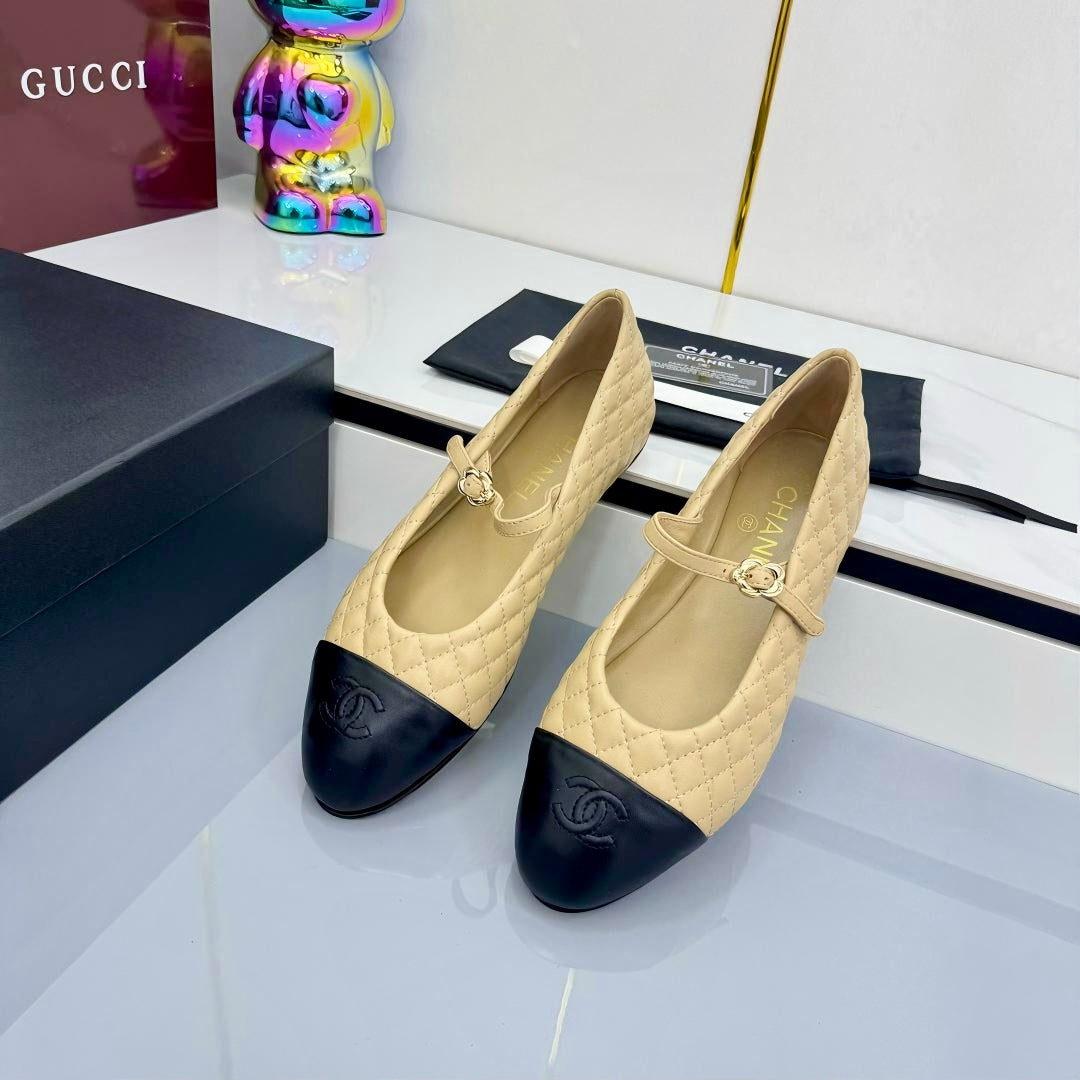 CC MARY JANE FLAT 25S IN BEIGE LAMBSKIN EMBOSSED LOGO