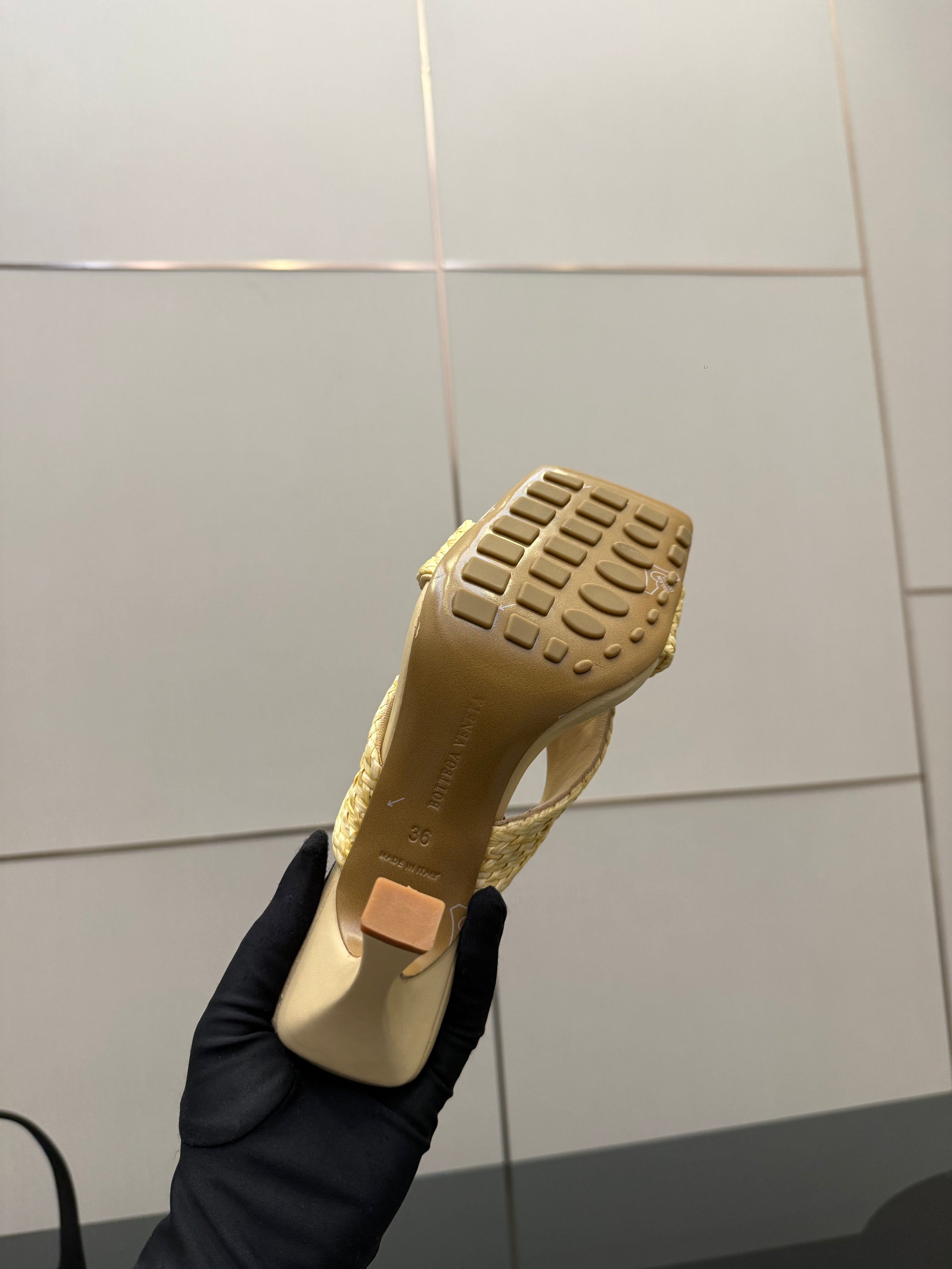 BOTTEGA VENETA 26S HEELED SANDALS 95 MM IN LIGHT YELLOW CALFSKIN AND RAFFIA