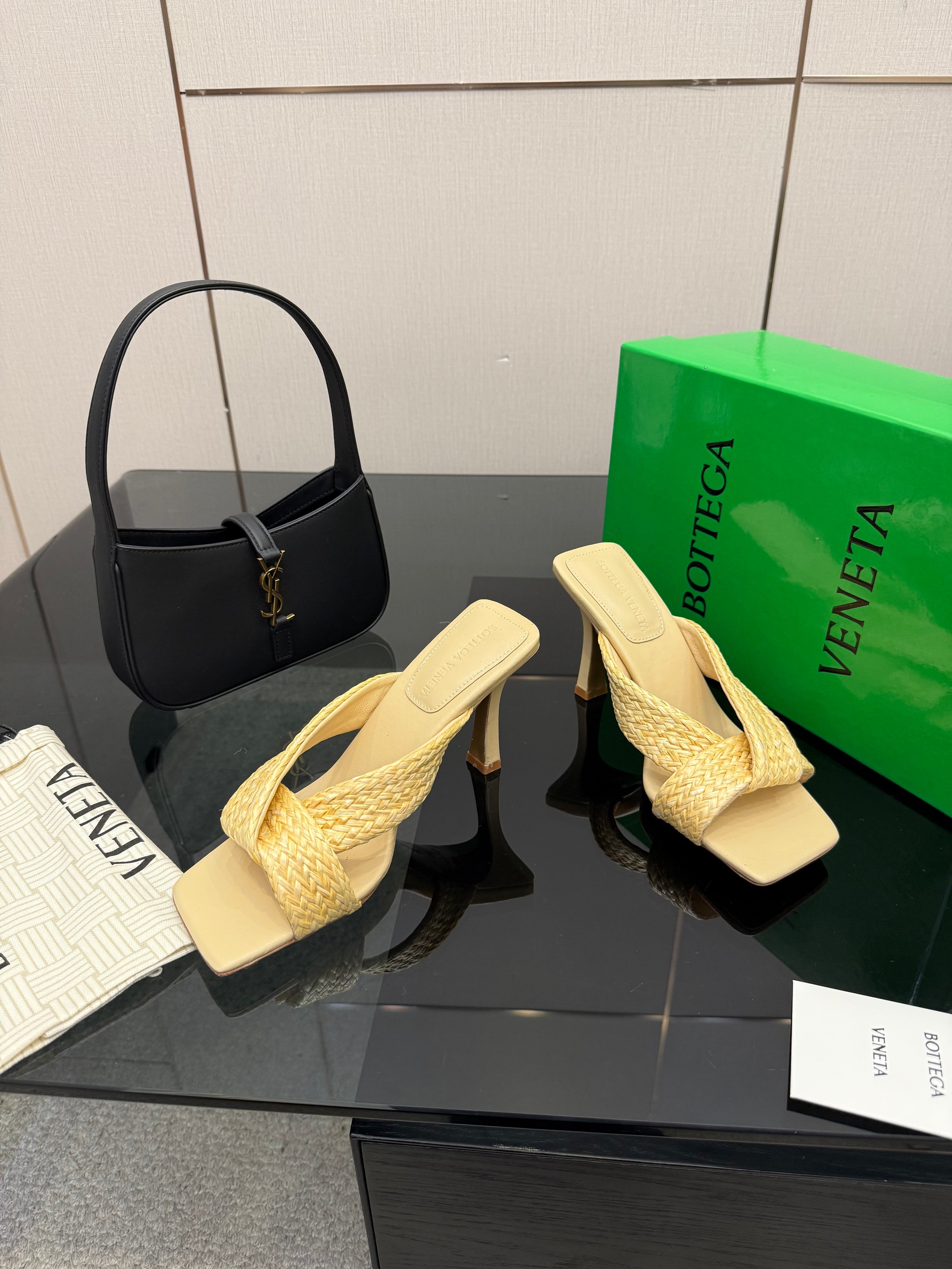 BOTTEGA VENETA 26S HEELED SANDALS 95 MM IN LIGHT YELLOW CALFSKIN AND RAFFIA