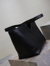 YSL 25S Y TOTE 50 IN BLACK CALFSKIN GOLD HARDWRE
