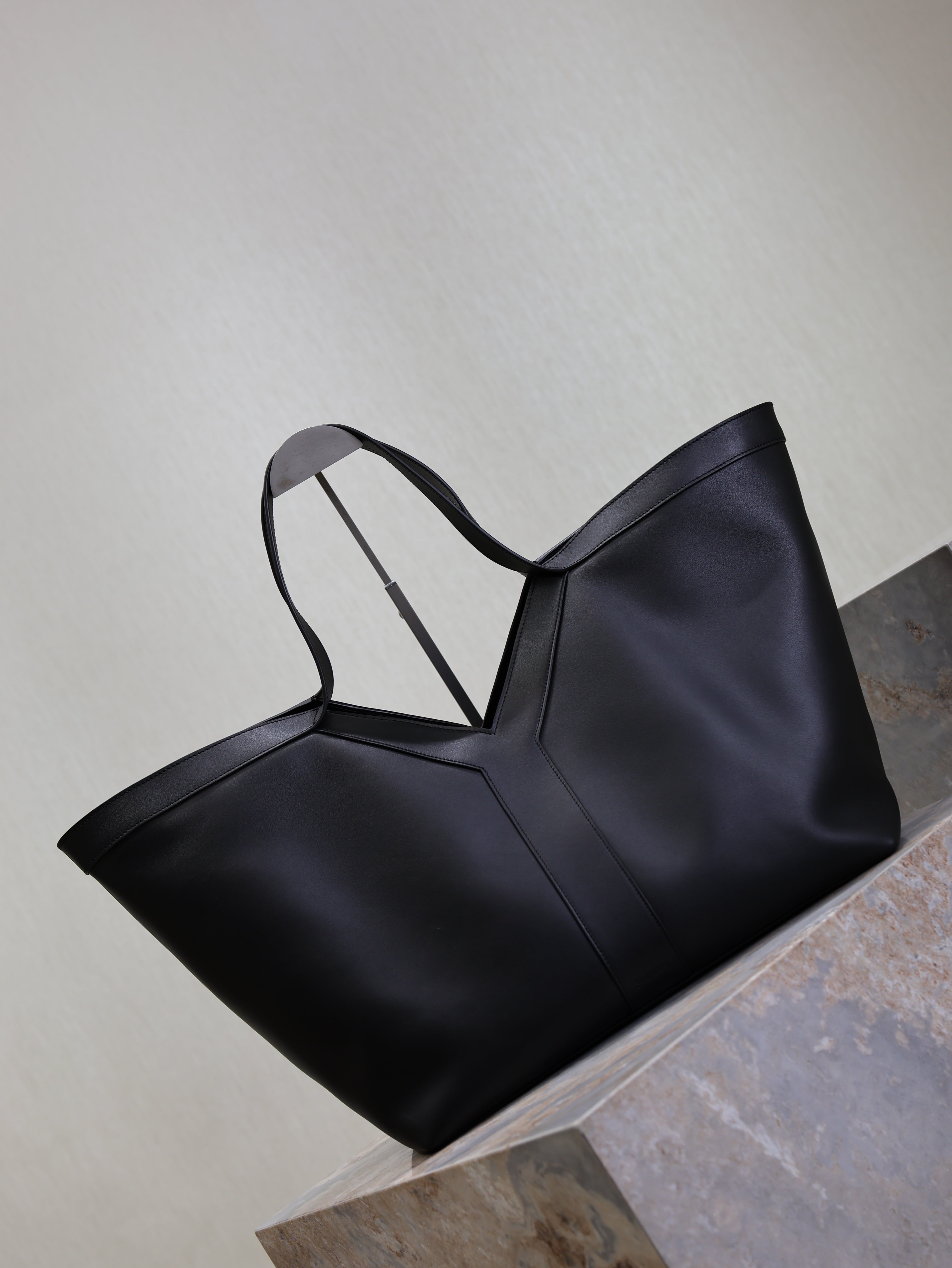 YSL 25S Y TOTE 50 IN BLACK CALFSKIN GOLD HARDWRE