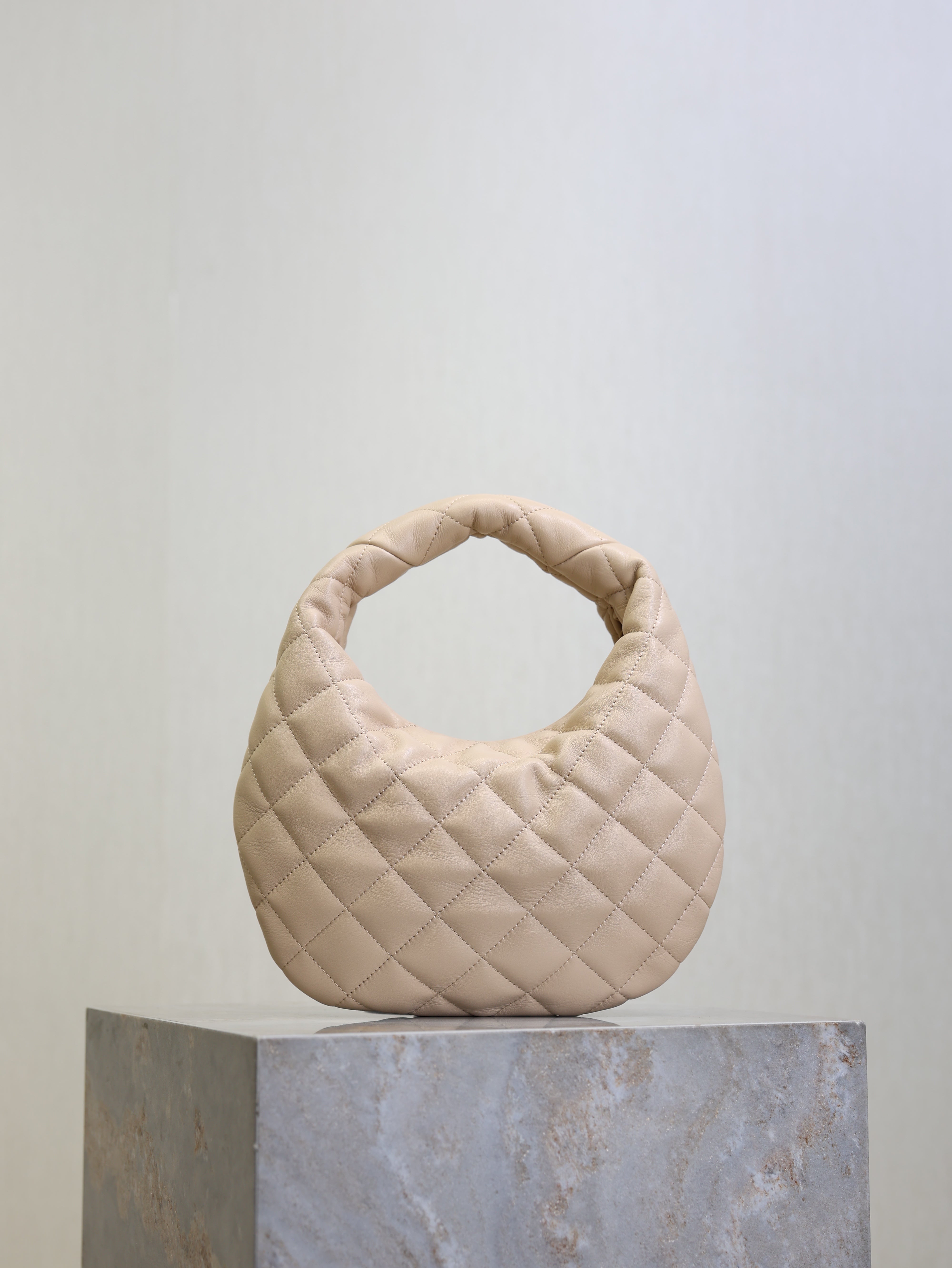 YSL 25S ICARINO 17 IN BEIGE QUILTED CALFSKIN GOLD HARDWARE