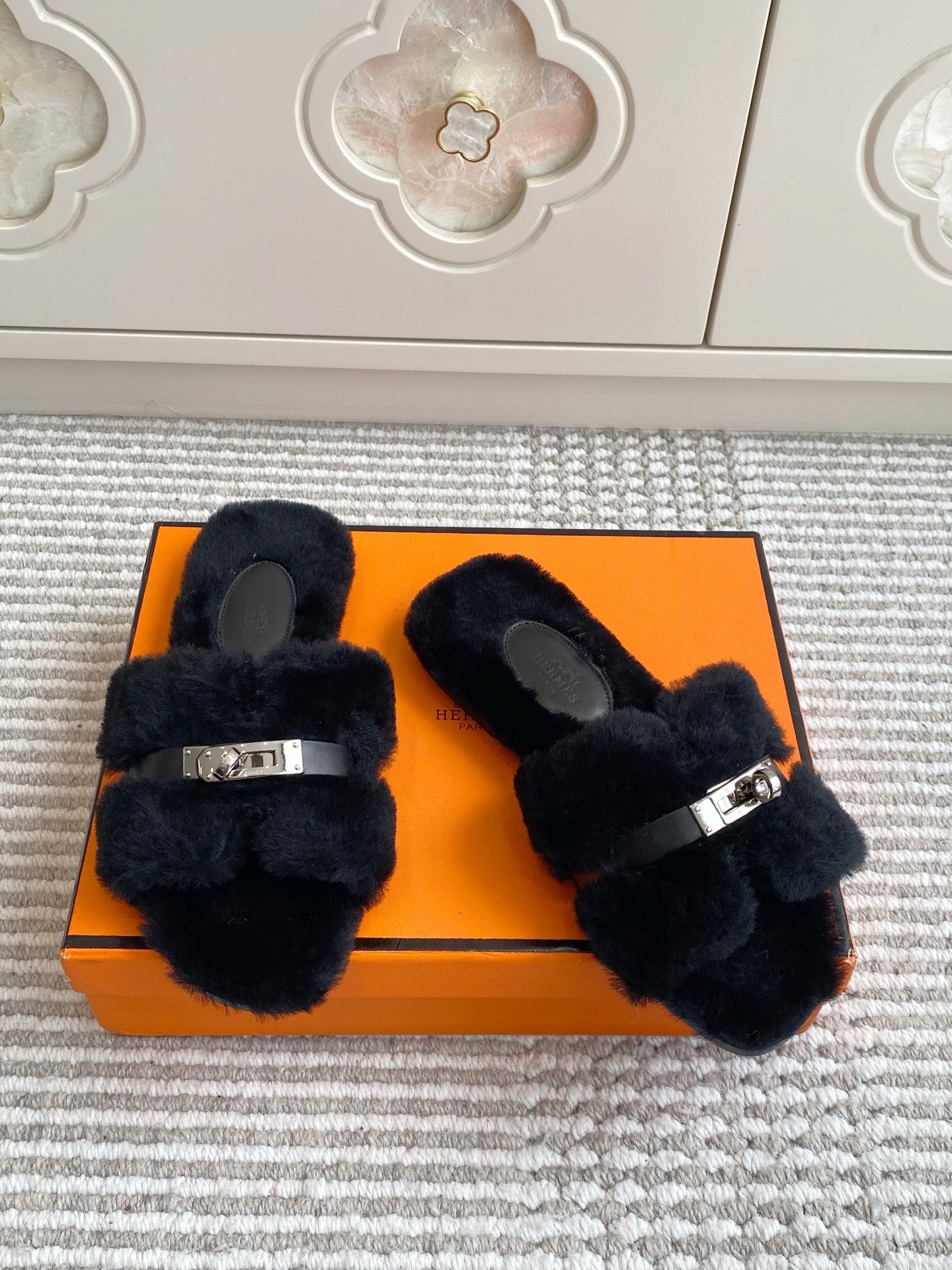 HM 25S ECLAIR SANDAL IN BLACK SHEARLING WITH SILVER HARDWARE