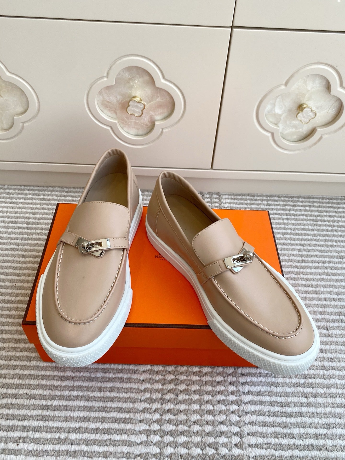 HM 25S SLIP-ON IN BEIGE LAMBSKIN WITH SILVER HARDWARE