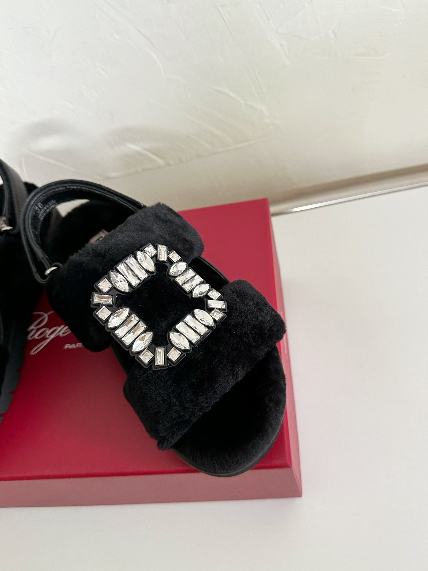 SLIDY VIV' WINTER FUR STRASS BUCKLE SANDALS IN BLACK SHEARLING