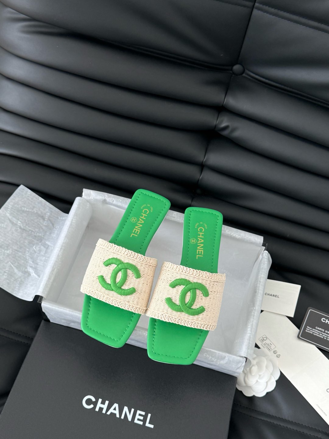 WOVEN SLIDE IN RAFFIA AND EMERALD GREEN LAMBSKIN