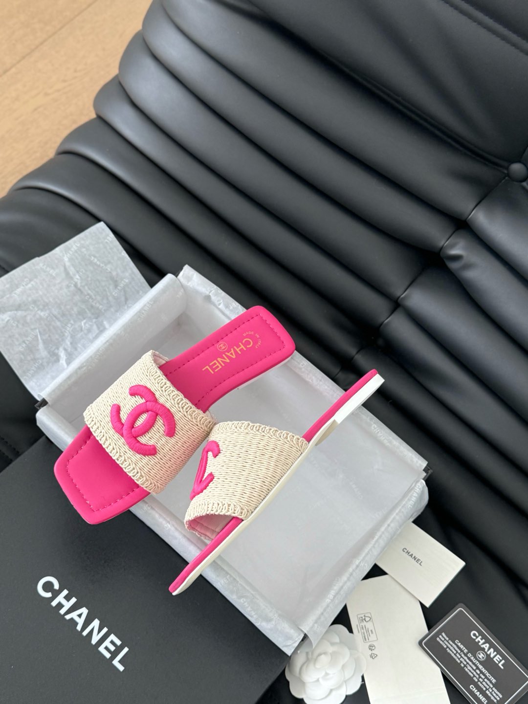 WOVEN SLIDE IN RAFFIA AND BRIGHT PINK LAMBSKIN