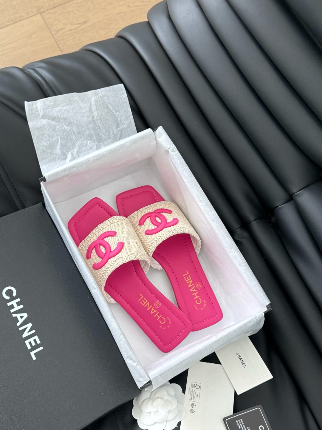 WOVEN SLIDE IN RAFFIA AND BRIGHT PINK LAMBSKIN