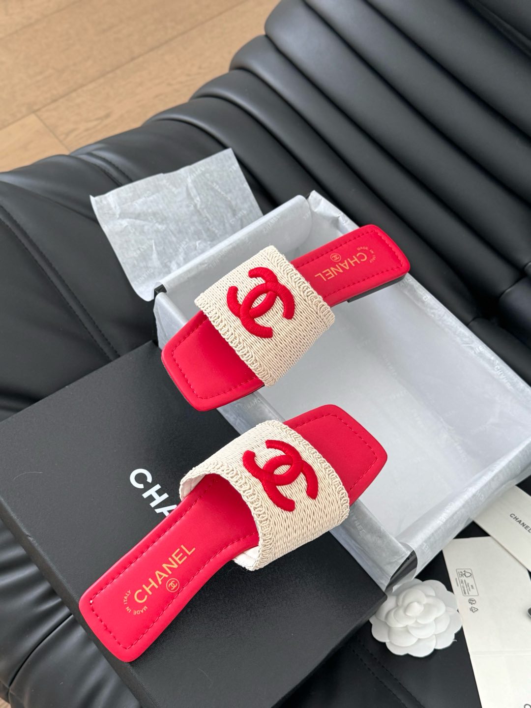 WOVEN SLIDE IN RAFFIA AND RUBY RED LAMBSKIN