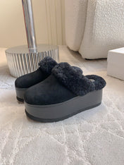 CELINE 25S DANA WEDGE MULE 70MM IN BLACK SUEDE CALFSKIN AND SHEARLING