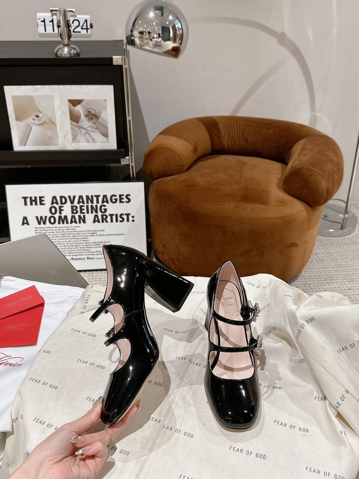 TRÈS VIVIER MARY JANE DOUBLE-STRAP PUMPS IN BLACK PATENT CALFSKIN