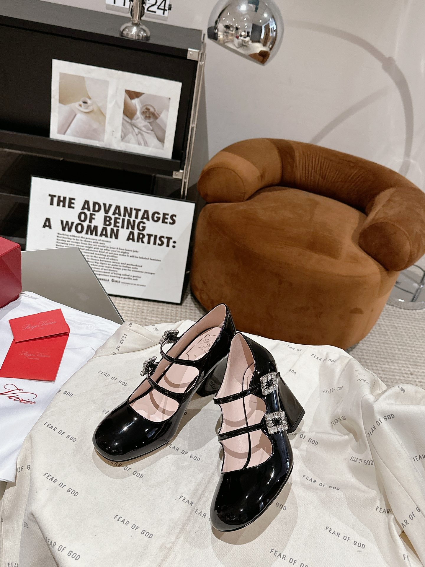 TRÈS VIVIER MARY JANE DOUBLE-STRAP PUMPS IN BLACK PATENT CALFSKIN