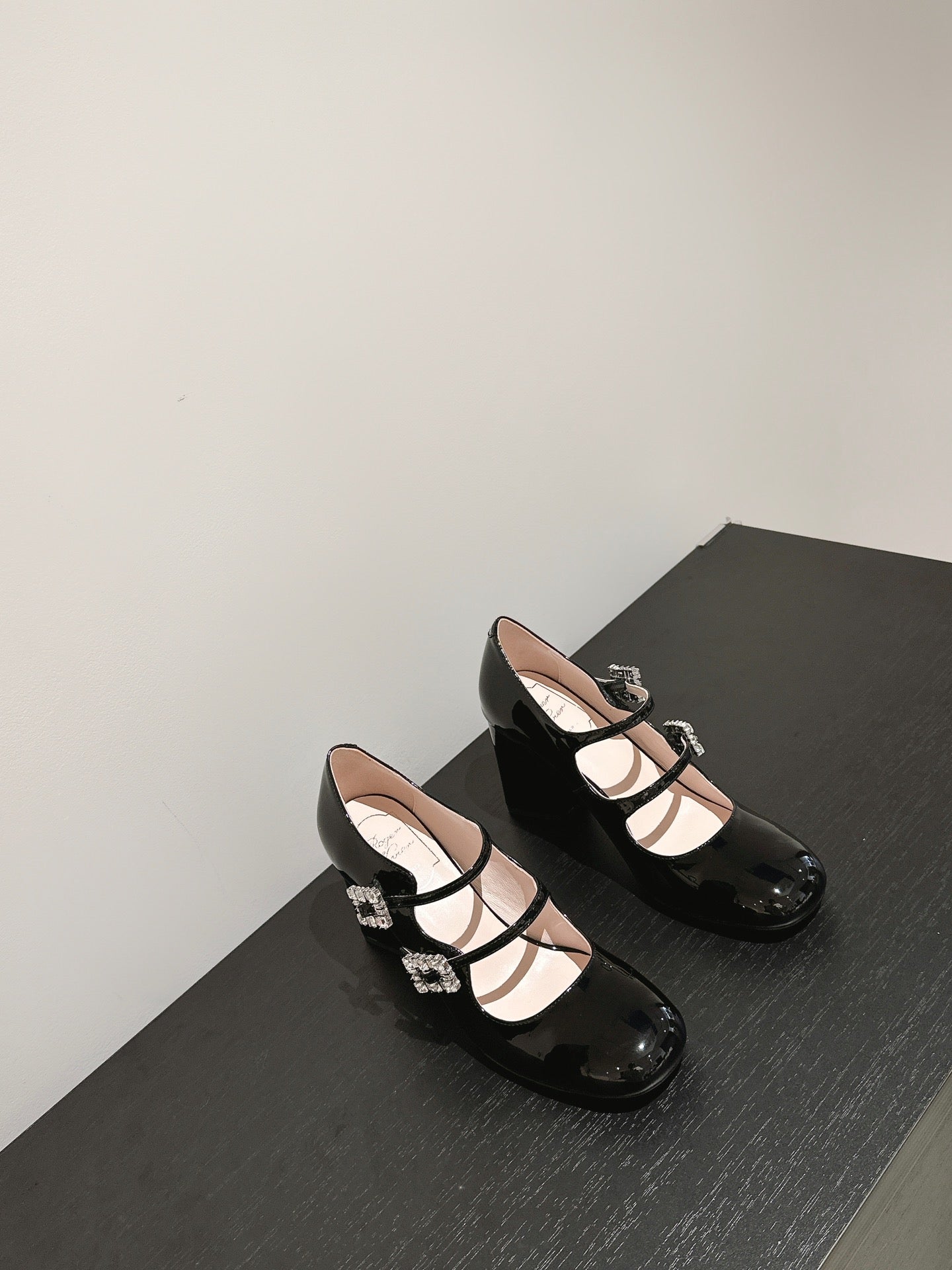 TRÈS VIVIER MARY JANE DOUBLE-STRAP PUMPS IN BLACK PATENT CALFSKIN