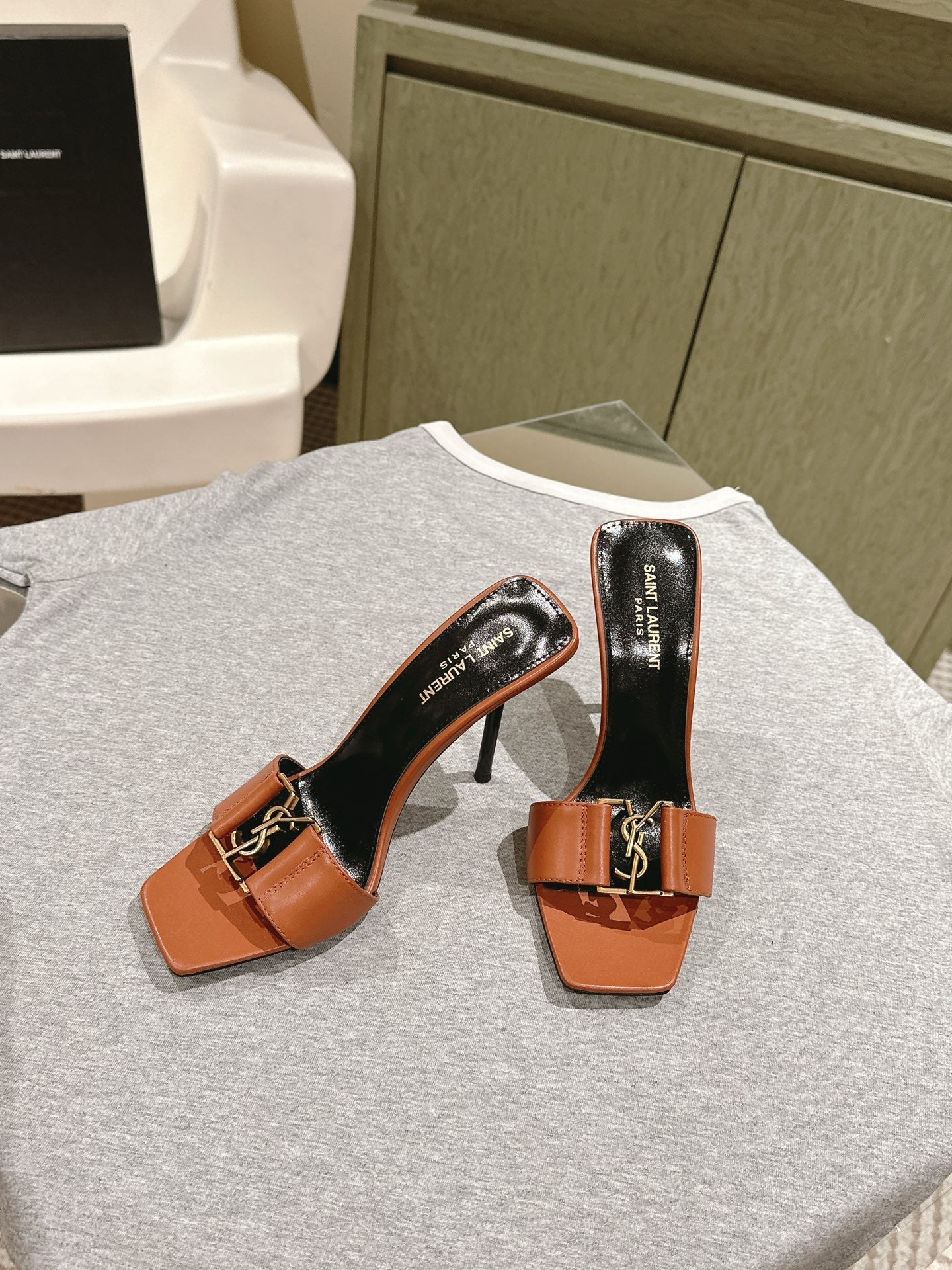 YSL 25S SQUARE-TOE HIGH-HEEL SANDALS 100 MM IN BURNT ORANGE BROWN LAMBSKIN WITH GOLD HARDWARE