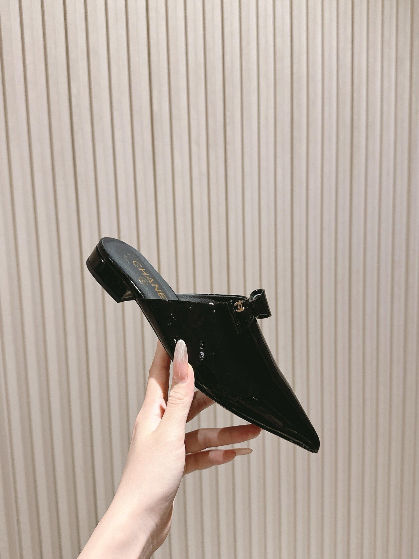 CC FLAT MULES 25S IN BLACK PATENT LEATHER