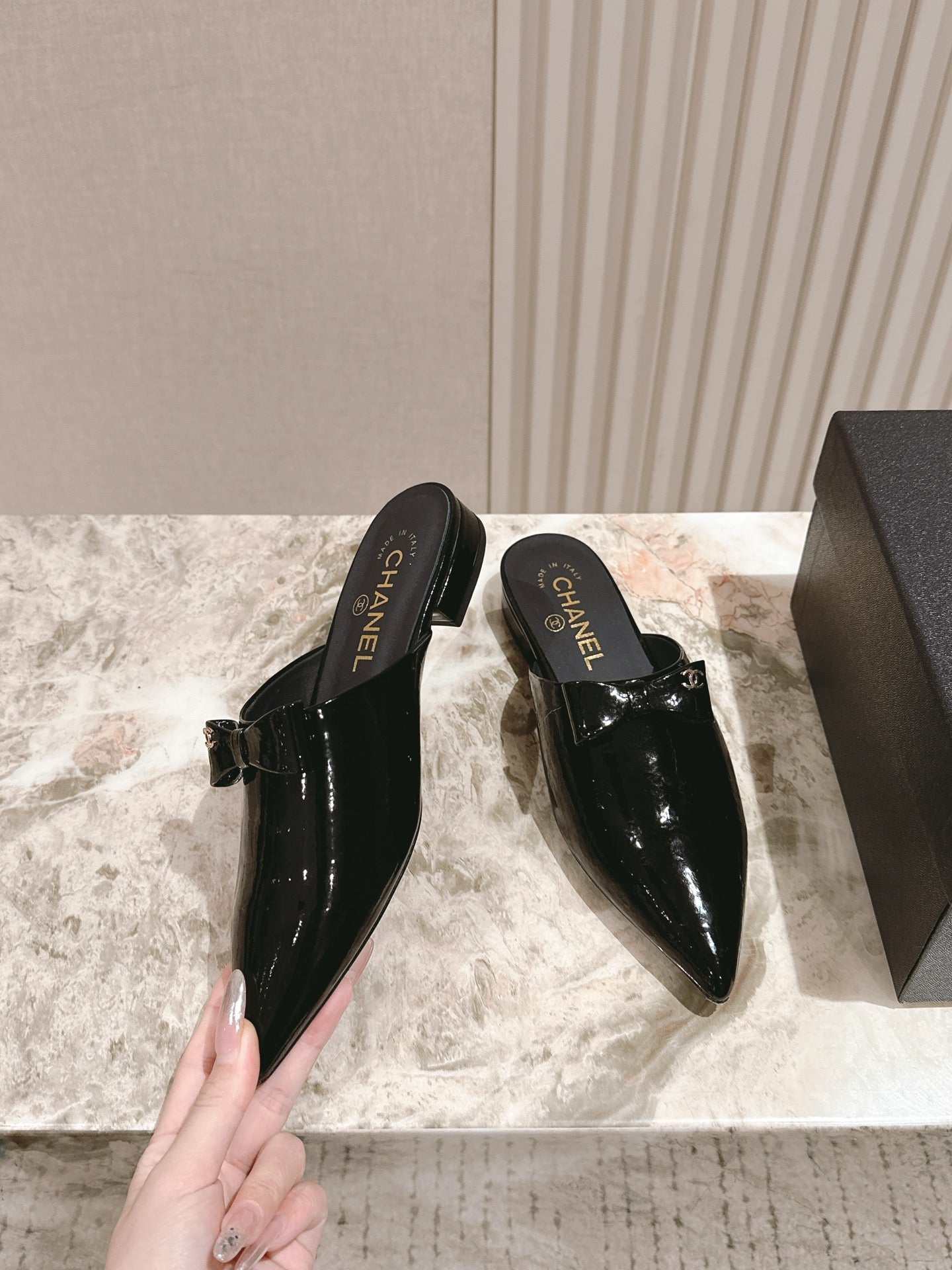 CC FLAT MULES 25S IN BLACK PATENT LEATHER