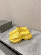 POOL CROCS SLIDE SANDAL IN YELLOW RUBBER
