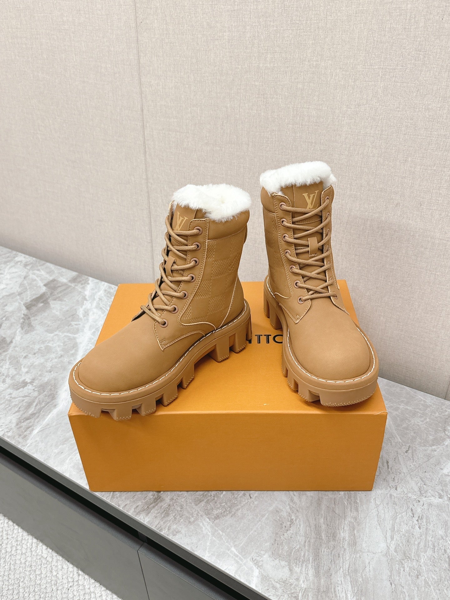 MARTIN ANKLE BOOTS IN PEANUT BROWN SUEDE AND WHITE SHEARLING LINING