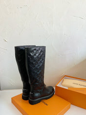 TERRITORY FLAT HIGH BOOT IN BLACK EMBOSSED CALFSKIN