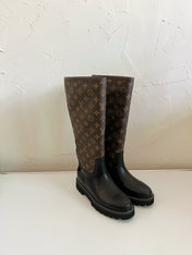 TERRITORY FLAT HIGH BOOT IN BLACK MIX CHOCOLATE BROWN MONOGRAM CALFSKIN