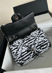 FLAP BAG 20 IN BLACK AND WHITE SAQUINS SILVER HARDWARE