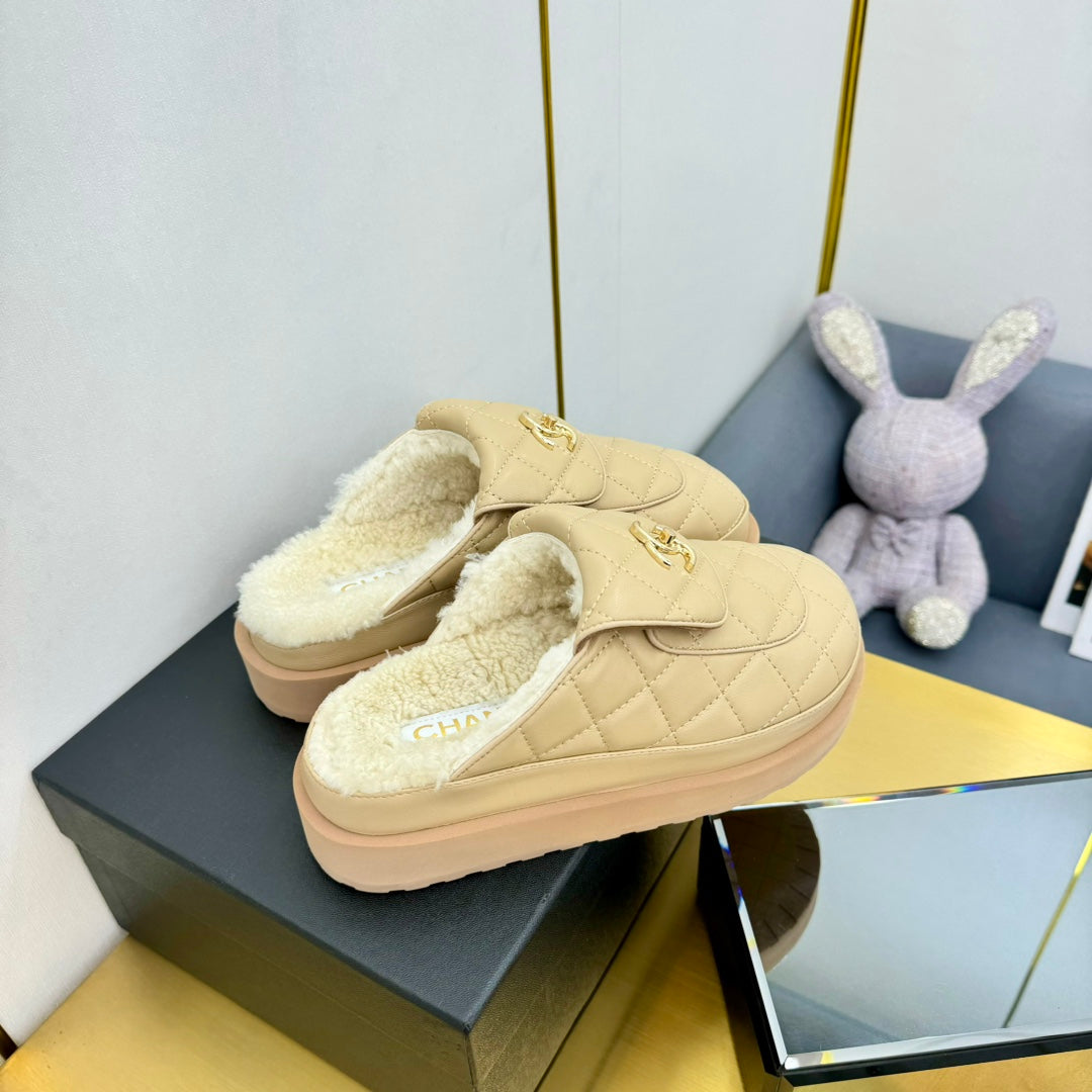 THICK-SOLED SLIDE IN LIGHT YELLOW LAMBSKIN AND WOOL LINING