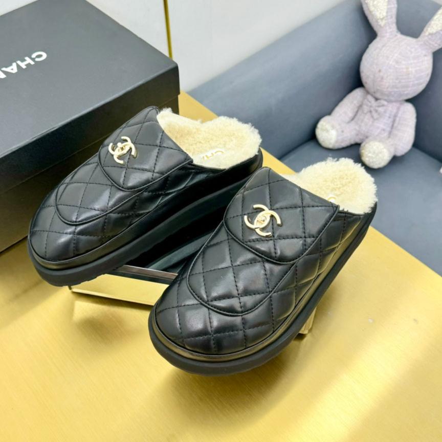 THICK-SOLED SLIDE IN BLACK LAMBSKIN AND WOOL LINING