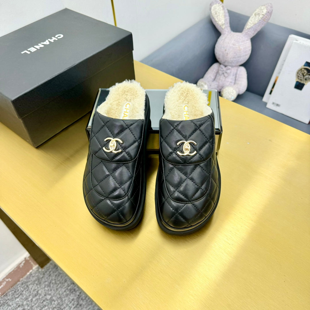 THICK-SOLED SLIDE IN BLACK LAMBSKIN AND WOOL LINING