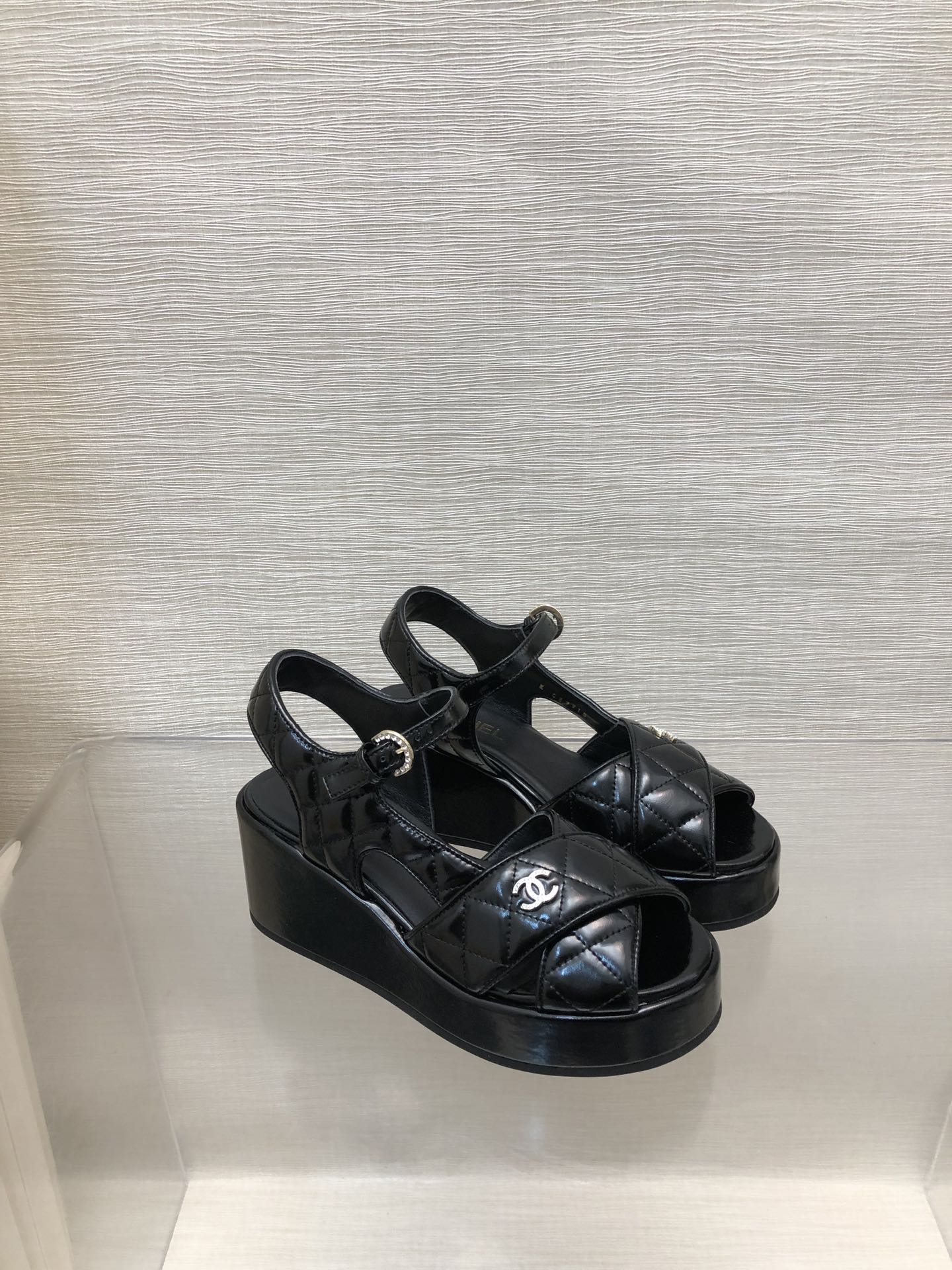 WEDGE SANDALS IN BLACK CALFSKIN