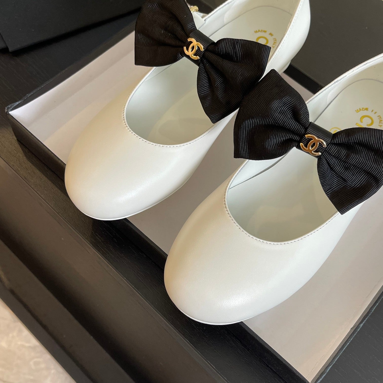 BALLET FLAT WHITE LAMBSKIN WITH BLACK BOW