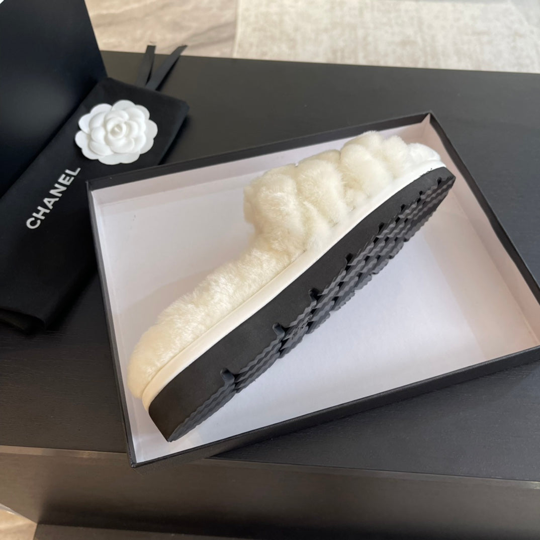 SLIPPERS IN WHITE FUR