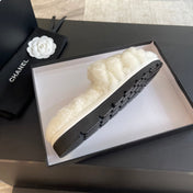 SLIPPERS IN WHITE FUR