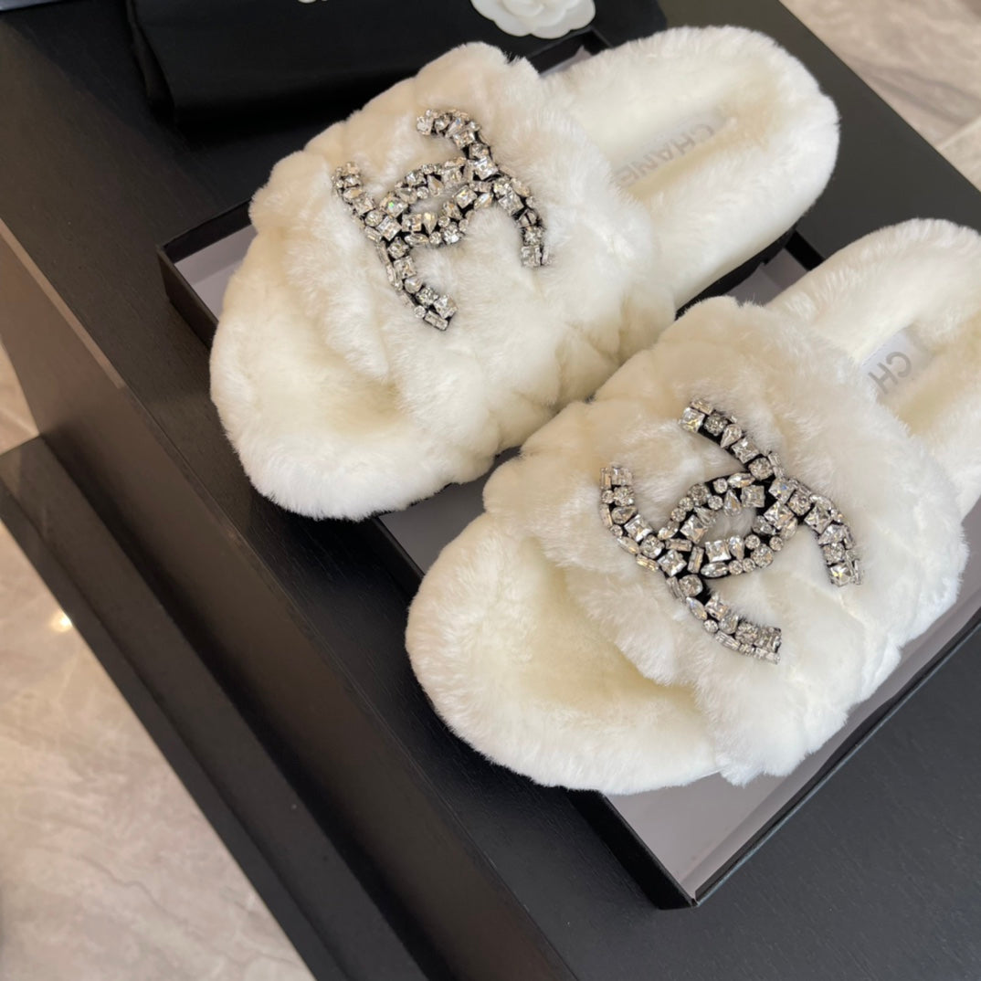 SLIPPERS IN WHITE FUR