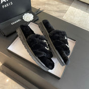 SLIPPERS IN BLACK FUR