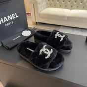 SLIPPERS IN BLACK FUR