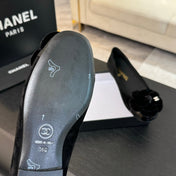 BALLET FLATS IN BLACK SUEDE WITH CAMELLIA