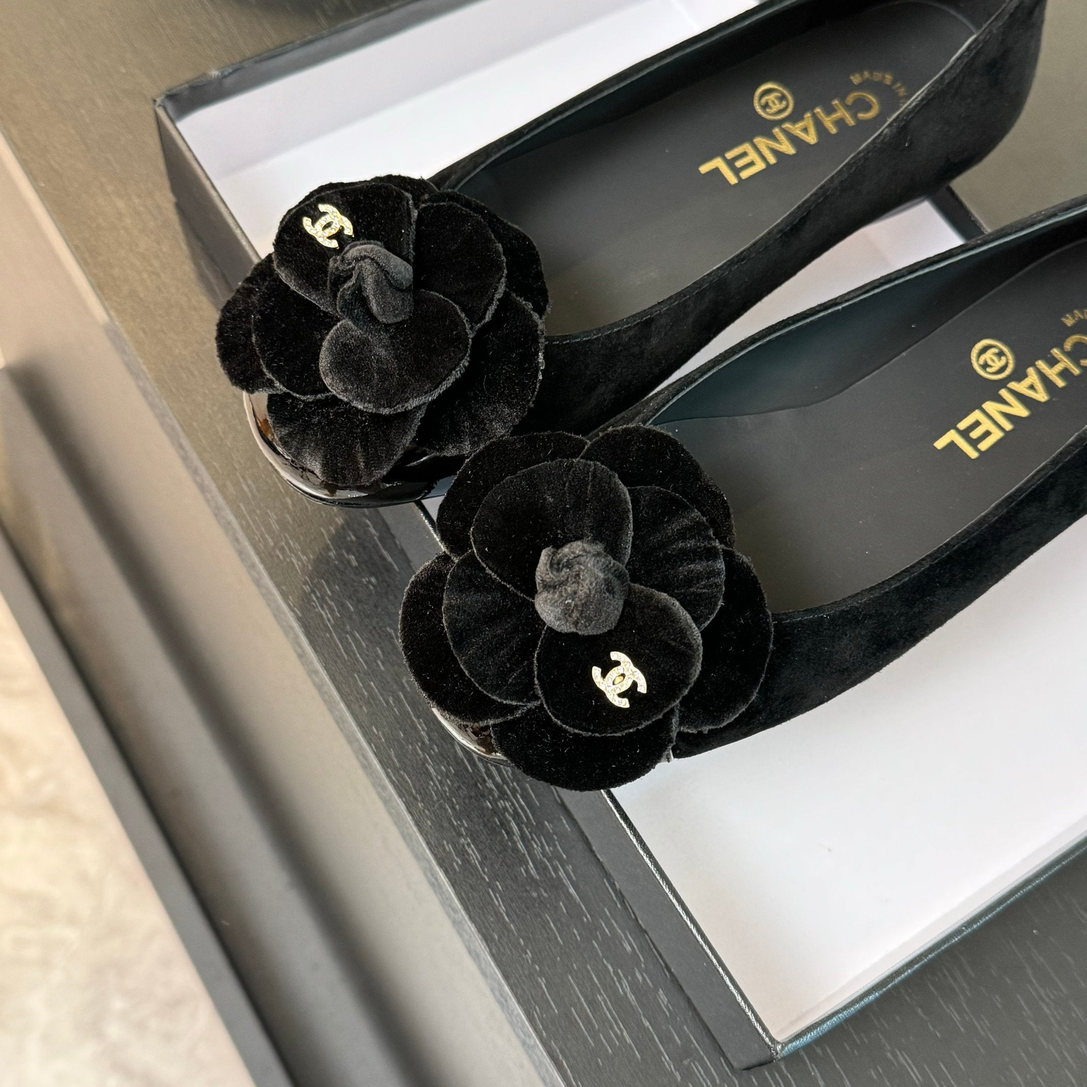 BALLET FLATS IN BLACK SUEDE WITH CAMELLIA