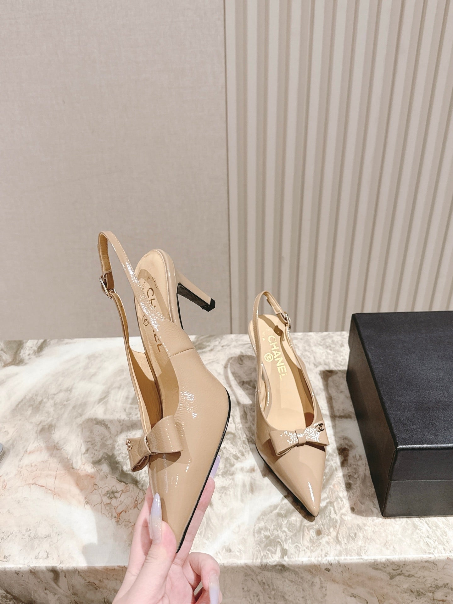 CC HIGH SLINGBACK IN BEIGE LAMBSKIN WITH BOW ATTACHED