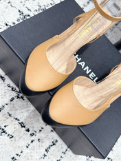 CHANEL 26S HEELED SLINGBACKS 75 MM IN BEIGE MIX BLACK LAMBSKIN