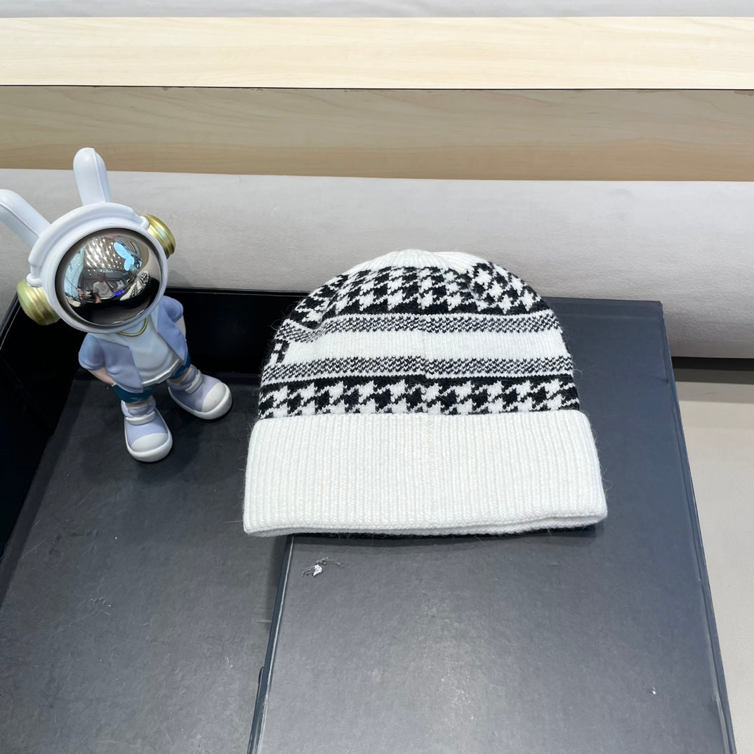 KNITTED BEANIE HAT IN WHITE MIX BLACK CASHMERE WOOL 422479